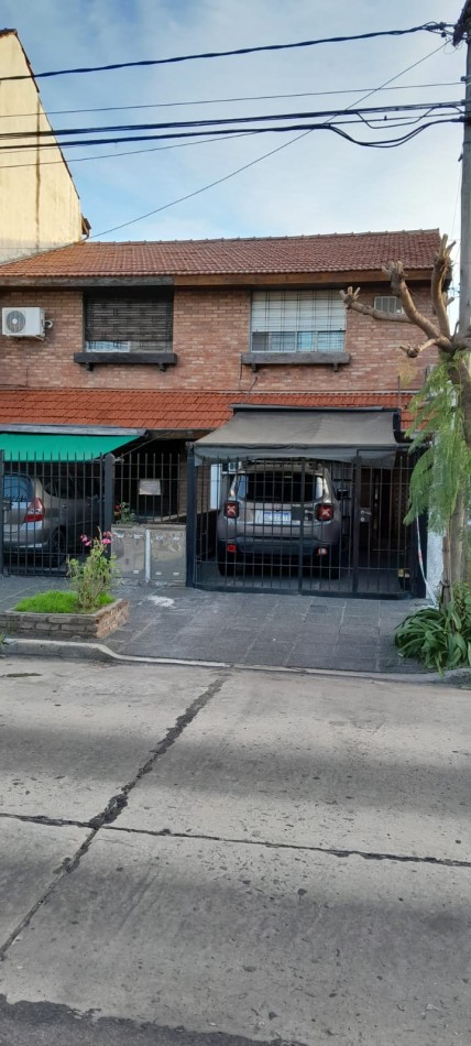 Azcuenaga 1643. Excelente duplex, zona Plaza 9 de Julio.