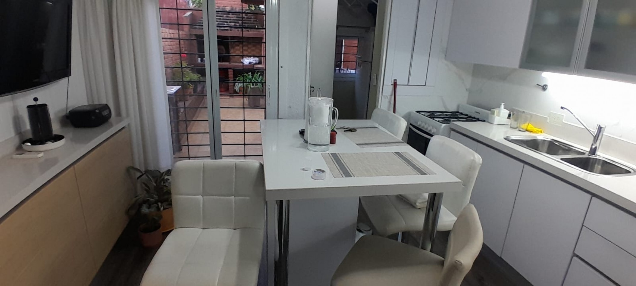 Azcuenaga 1643. Excelente duplex, zona Plaza 9 de Julio.