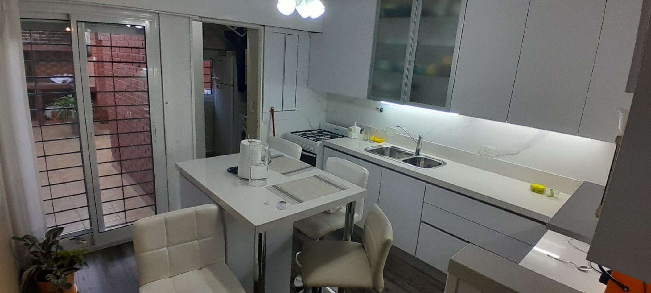 Azcuenaga 1643. Excelente duplex, zona Plaza 9 de Julio.
