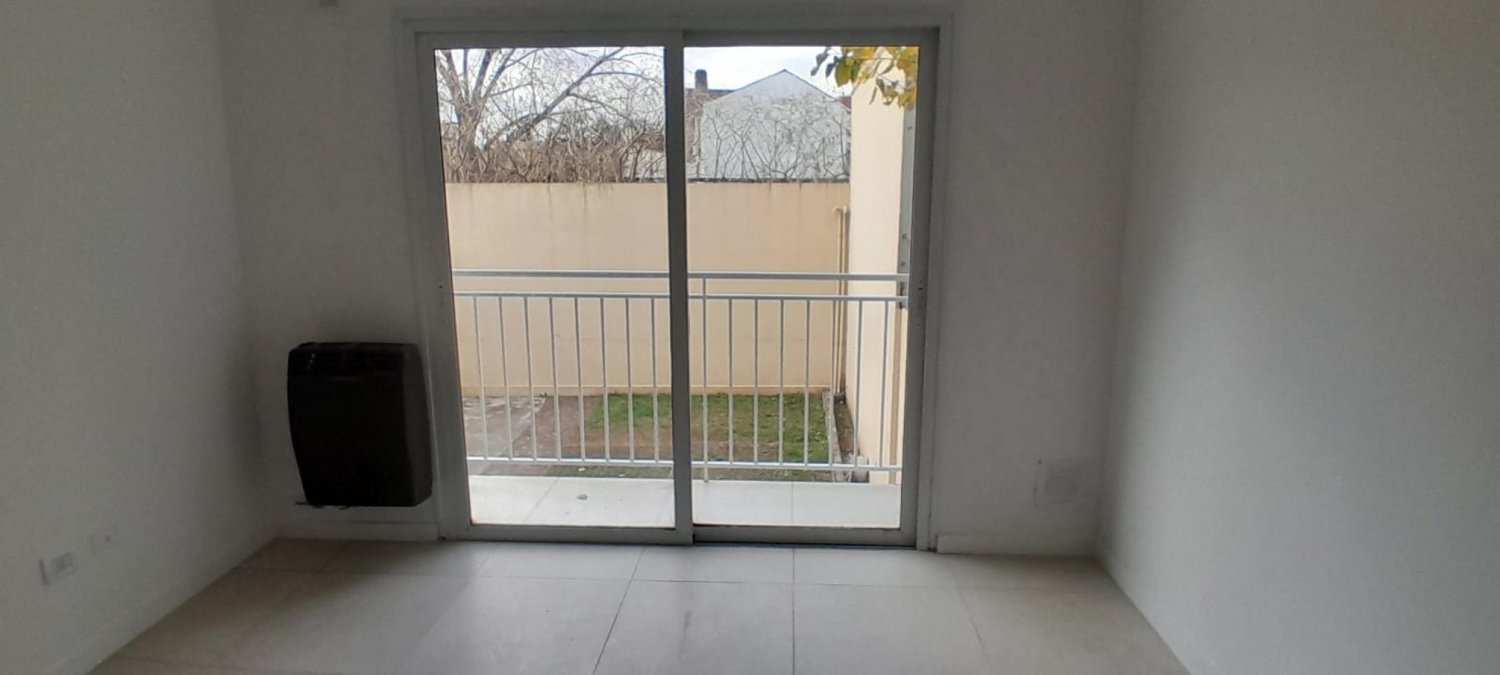 Centenario 555 - Departamento 1/2 amb contrafrente con balcon.