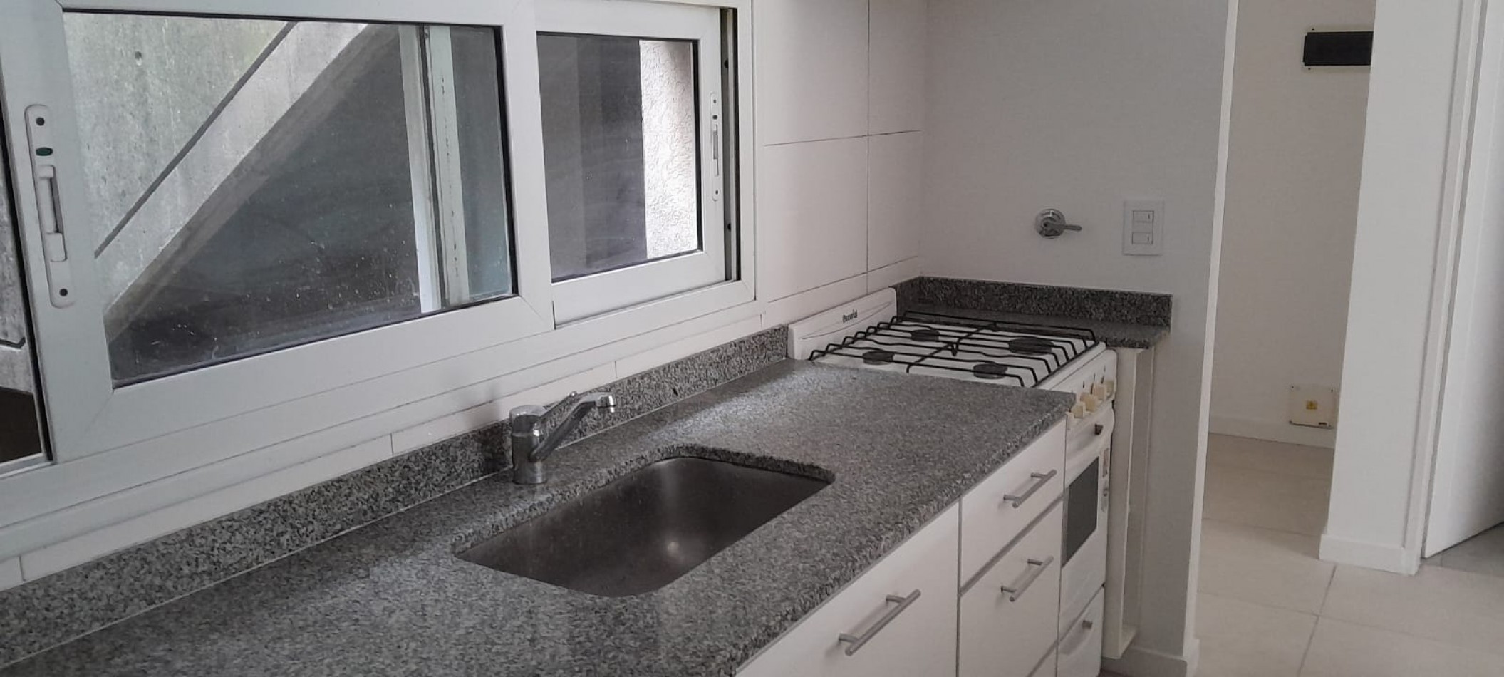 Centenario 555 - Departamento 1/2 amb contrafrente con balcon.