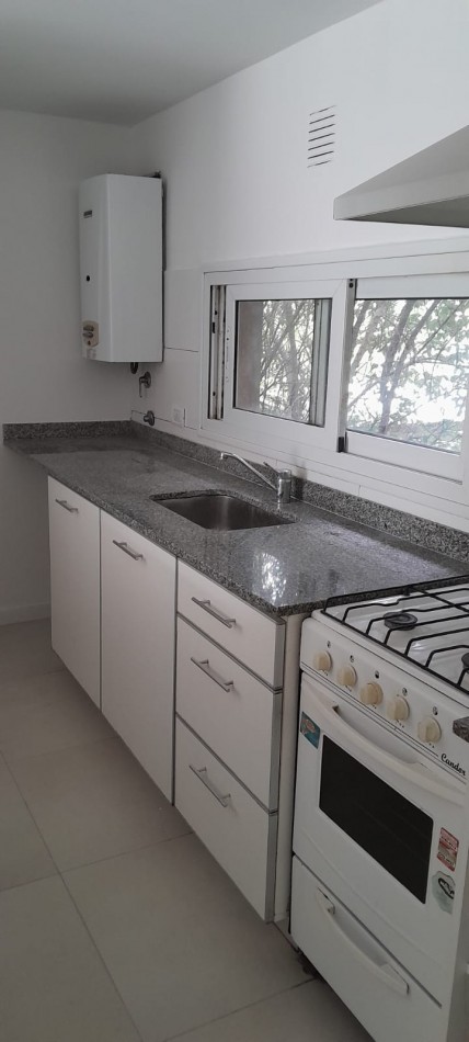 Centenario 555 - Departamento 1/2 amb contrafrente con balcon.