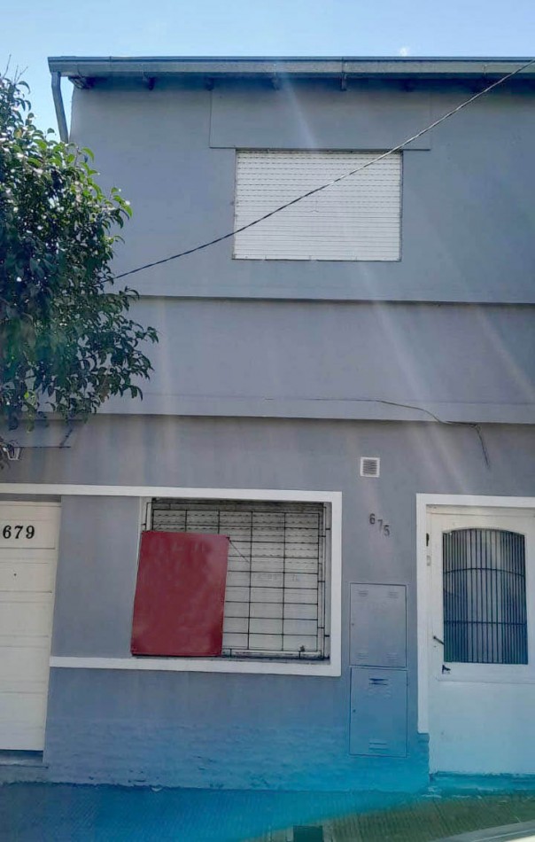 Avellaneda 679. Tres ambientes con patio en 2 plantas.