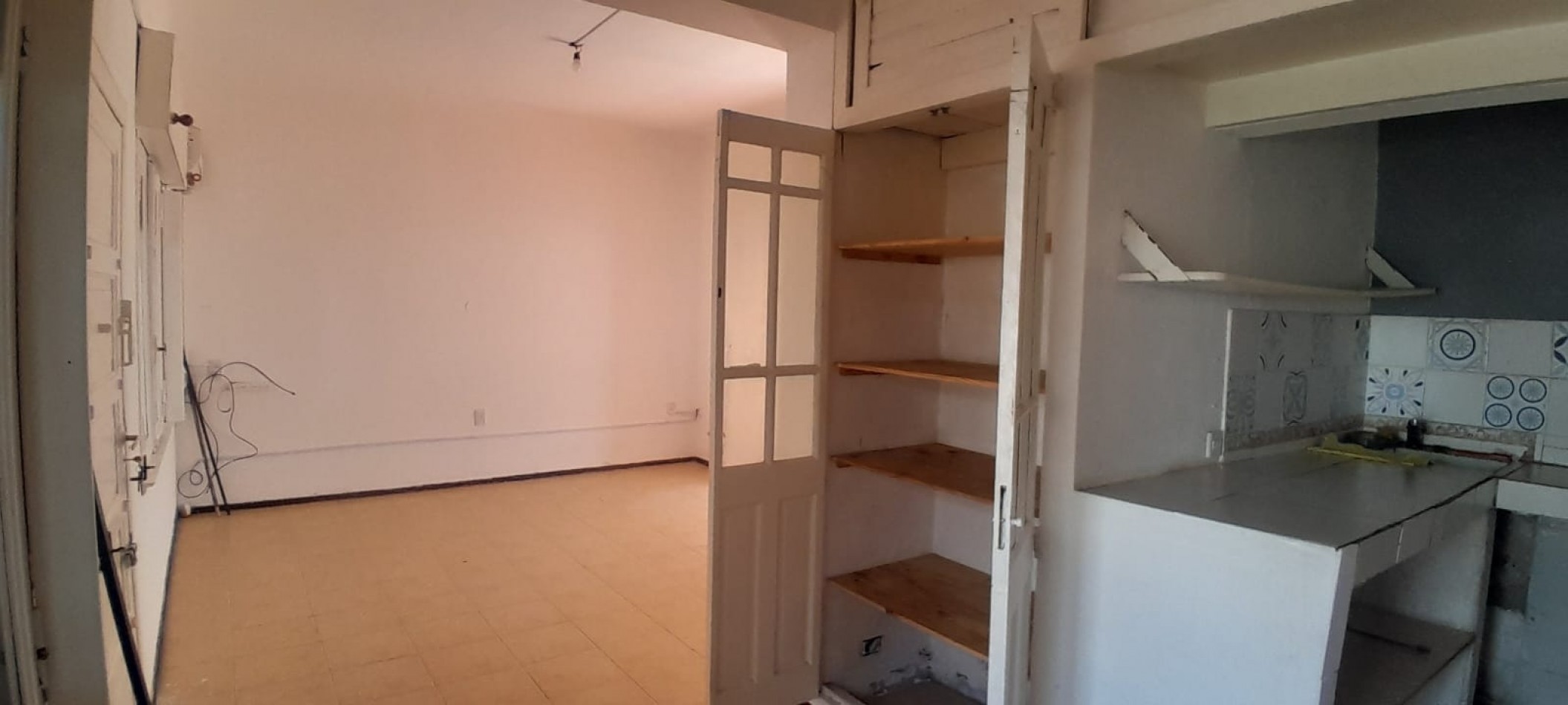 Avellaneda 679. Tres ambientes con patio en 2 plantas.
