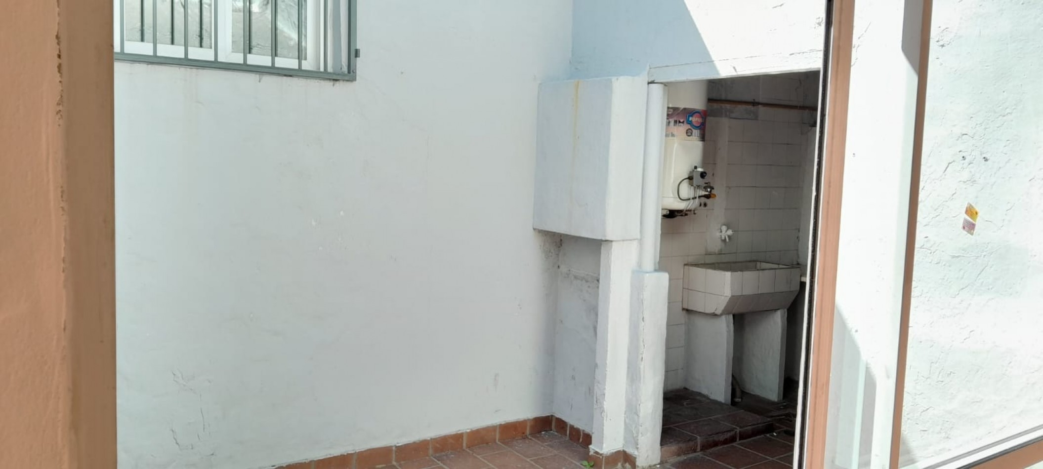 Avellaneda 679. Tres ambientes con patio en 2 plantas.