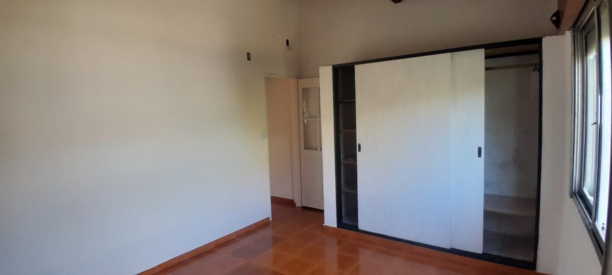 Avellaneda 679. Tres ambientes con patio en 2 plantas.