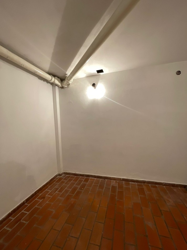 Jacinto Diaz 305. Local con subsuelo.