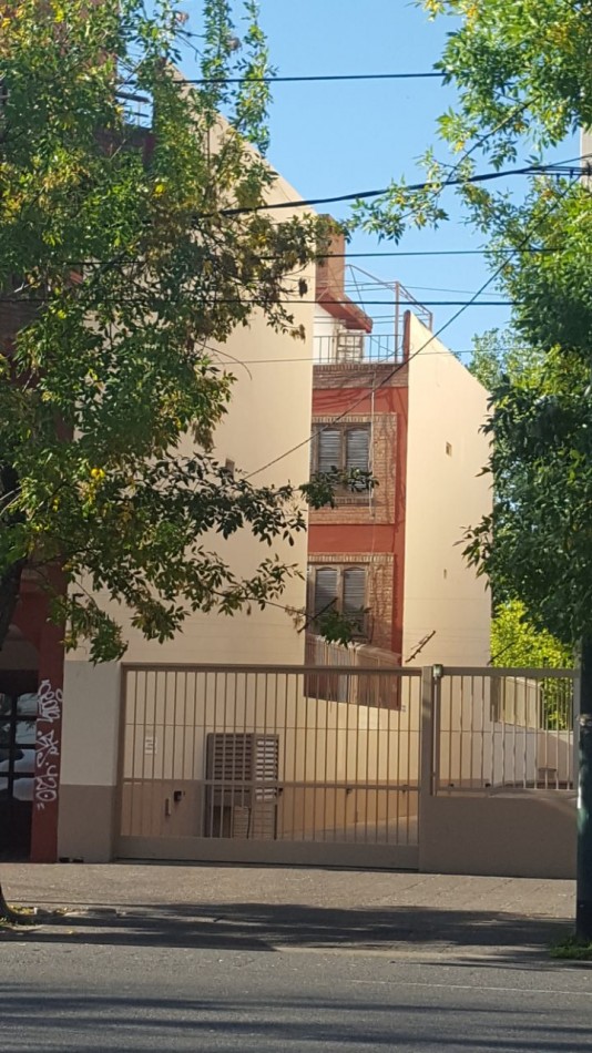 Centenario 2265. 3 ambientes con terraza propia.