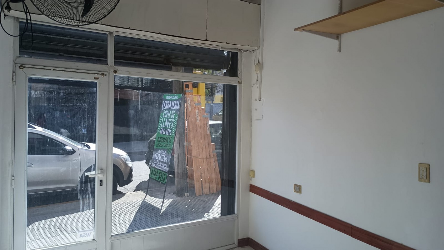 local comercial vidriera, salon y  toilette
