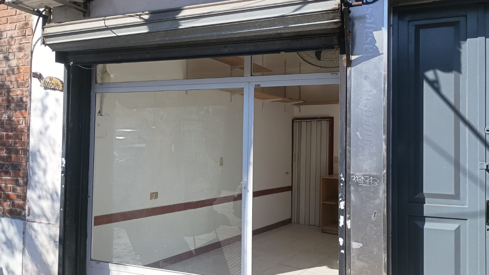 local comercial vidriera, salon y  toilette