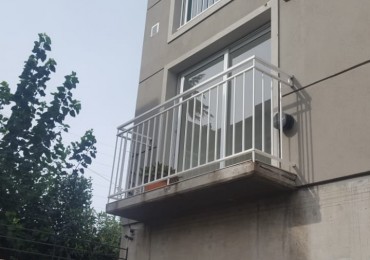 Centenario 555 - Departamento 1/2 amb contrafrente con balcon.