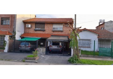 Azcuenaga 1643. Excelente duplex, zona Plaza 9 de Julio.
